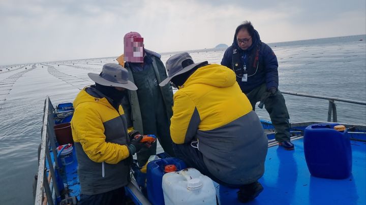 무기산 단속 중인 어업 감독 공무원(사진=경기도 제공) *재판매 및 DB 금지