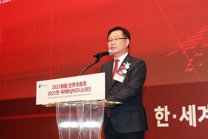 [창원=뉴시스] 강경국 기자 = 홍남표 경남 창원시장이 지난 11월22일 창원컨벤션센터에서 개막한 2023 한·세계화상비즈니스위크 행사에서 인사말을 하고 있다. (사진=창원시청 제공). 2023.12.06. photo@newsis.com *재판매 및 DB 금지