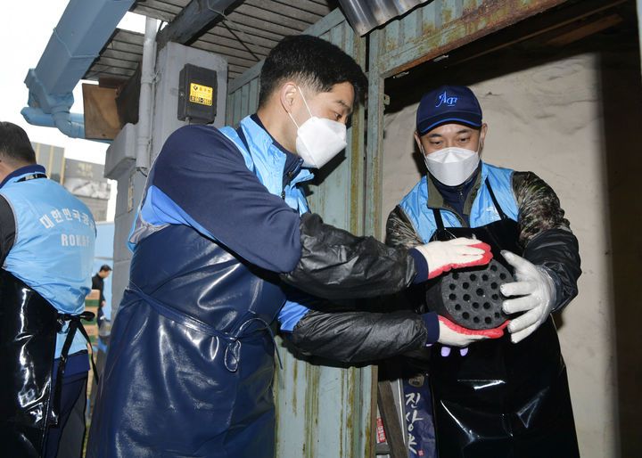 [대구=뉴시스] 공군 군수사령부 부사관단은 6일 대구 중구에 위치한 사회복지시설 '행복나눔의 집'에서 연탄 나눔 봉사활동을 진행했다. (사진=공군 군수사령부 제공) 2023.12.06. photo@newsis.com *재판매 및 DB 금지