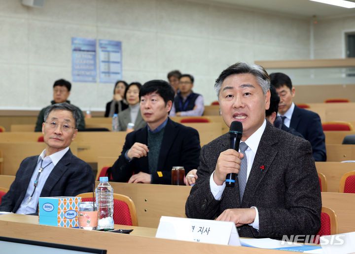 [전주=뉴시스] 6일 전북대학교 진수당에서 열리는 2023 세계 바이오 혁신포럼(World Bio Innovation Forum)’에서 김관영 전북지사가 ‘글로벌 생명경제 도시, 전북특별자치도와 바이오클러스터’를 주제삼아 기조발제자로 나서 전북형 바이오산업 육성 필요성과 추진의지를 표명하고 있다. 2023.12.06 (사진= 전라북도청 제공) *재판매 및 DB 금지