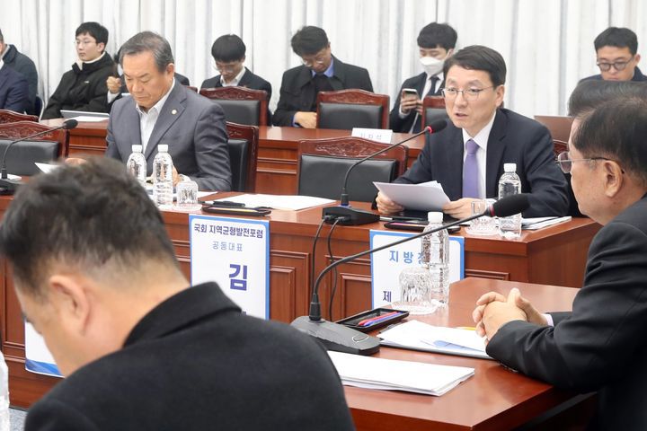 [제주=뉴시스] 6일 오후 제주도청 회의실(탐라홀)에서 국회 지역균형발전포럼 제주지역회의에 참석한 김성중 제주도 행정부지사가 인사말을 하고 있다. (사진=제주도 제공) 2023.12.06. photo@newsis.ccom *재판매 및 DB 금지