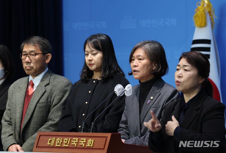 [서울=뉴시스] 조성봉 기자 = 강민정 더불어민주당 의원이 6일 오전 서울 여의도 국회 소통관에서 열린 2024학년도 수능 수학영역 문항 분석 결과 발표 기자회견에서 발언을 하고 있다. 2023.12.06. suncho21@newsis.com