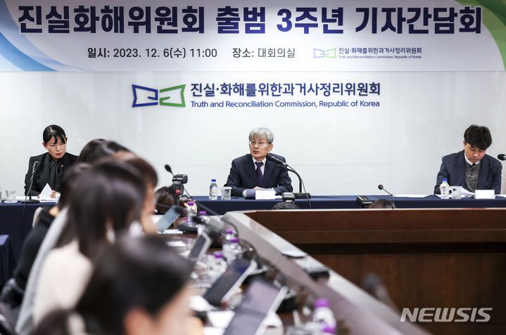 [서울=뉴시스] 정병혁 기자 = 김광동 진실화해를위한과거사정리위원회 위원장이 6일 서울 중구 진실화해를위한과거사정리위원회 대회의실에서 열린 출범 3주년 기자간담회에서 인사말을 하고 있다. 2023.12.06. jhope@newsis.com