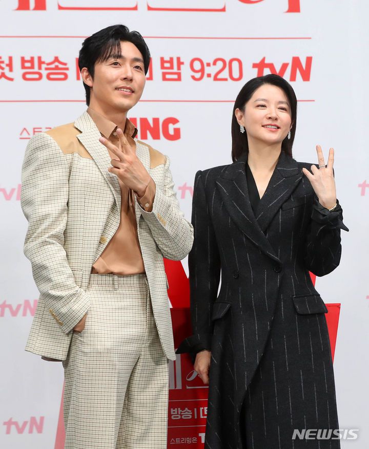 [서울=뉴시스] 김혜진 기자 = 배우 이무생, 이영애가 6일 오전 서울 구로구 라마다 서울 신도림 호텔에서 열린 tvN 새 토일드라마 '마에스트라' 제작발표회에서 포즈를 취하고 있다. '마에스트라'는 전 세계 단 5%뿐인 여성 지휘자 마에스트라 천재 혹은 전설이라 불리는 차세음(이영애)이 자신의 비밀을 감춘 채 오케스트라를 둘러싼 사건의 진실을 찾아가는 미스터리 드라마다. 오는 9일 오후 9시 20분 첫 방송. 2023.12.06. jini@newsis.com