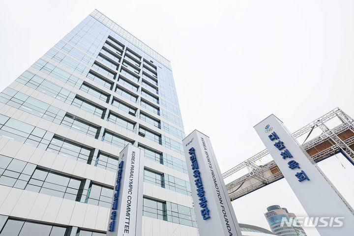 [서울=뉴시스] 권창회 기자 = 6일 오전 서울 송파구 올림픽회관에서 열린 올림픽회관 재개관식이 열렸다. 사진은 이날 새로 재개관한 올림픽회관. 2023.12.06. kch0523@newsis.com