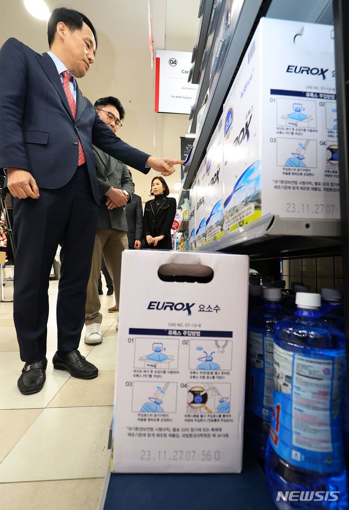 [서울=뉴시스] 김근수 기자 = 요소수 관련 현장 점검에 나선 장영진 산업통상자원부 제1차관이 6일 오후 서울 송파구 롯데마트 월드타워점에서 박석재 점장의 설명을 들으며 진열된 상품을 살펴보고 있다. (공동취재) 2023.12.06. photo@newsis.com