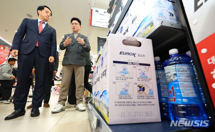 [서울=뉴시스] 김근수 기자 = 요소수 관련 현장 점검에 나선 장영진 산업통상자원부 제1차관이 6일 오후 서울 송파구 롯데마트 월드타워점에서 박석재 점장의 설명을 들으며 진열된 상품을 살펴보고 있다. (공동취재) 2023.12.06. photo@newsis.com
