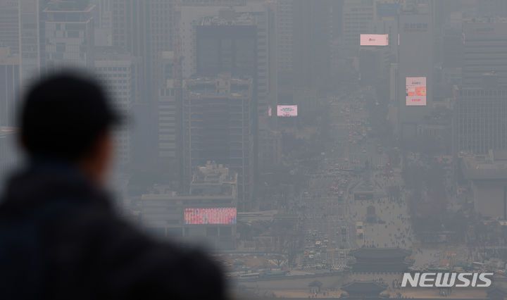 [서울=뉴시스] 김명년 기자 = 전국 대부분 지역의 초미세먼지 농도가 나쁨 수준을 보인 6일 오후 서울 종로구 북악산에서 바라본 도심이 뿌옇게 보이고 있다. 2023.12.06. kmn@newsis.com