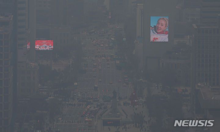 [서울=뉴시스] 김명년 기자 = 전국 대부분 지역의 초미세먼지 농도가 나쁨 수준을 보인 6일 오후 서울 종로구 북악산에서 바라본 도심이 뿌옇게 보이고 있다. 2023.12.06. kmn@newsis.com