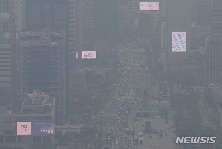 [서울=뉴시스] 김명년 기자 = 전국 대부분 지역의 초미세먼지 농도가 나쁨 수준을 보인 6일 오후 서울 종로구 북악산에서 바라본 도심이 뿌옇게 보이고 있다. 2023.12.06. kmn@newsis.com