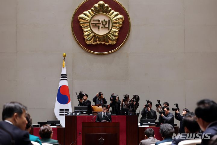 [서울=뉴시스] 조성봉 기자 = 한동훈 법무부 장관이 6일 오후 서울 여의도 국회에서 열린 국민의힘 정책의원총회에서 '출입국이민청 신설 방안'에 대해 설명하고 있다. 2023.12.06. suncho21@newsis.com