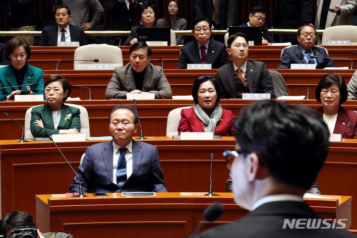 [서울=뉴시스] 조성봉 기자 = 6일 오후 서울 여의도 국회에서 열린 국민의힘 정책의원총회에서 윤재옥 원내대표를 비롯한 의원들이 한동훈 법무부 장관의 '출입국이민청 신설 방안'에 대한 설명을 듣고 있다. 2023.12.06. suncho21@newsis.com