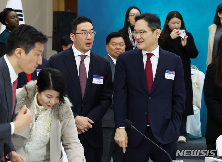 [부산=뉴시스] 전신 기자 = 이재용 삼성전자 회장과 구광모 LG그룹 회장이 6일 부산 동구 부산항국제전시컨벤션센터에서 열린 '부산시민의 꿈과 도전' 격려 간담회를 마친 뒤 대화하고 있다. 2023.12.06. photo1006@newsis.com
