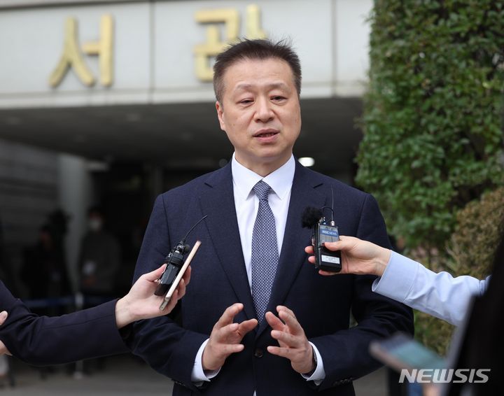 [서울=뉴시스] 김근수 기자 = 김주영 법무법인 한누리 대표변호사가 6일 오후 서울 서초구 서울중앙지방법원 앞에서 취재진 질문에 답하고 있다. 이날 서울고법 제12-3민사부(재판장 박형준)는 6일 아이폰 사용자 A씨 등 7명이 애플인코퍼레이티드와 애플코리아를 상대로 낸 손해배상 청구 소송 항소심에서 원고 일부승소 판결했다.  2023.12.06. ks@newsis.com