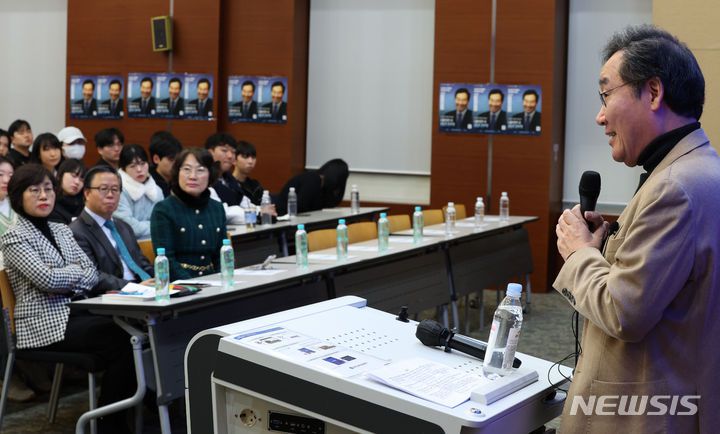 [서울=뉴시스] 최진석 기자 = 이낙연 전 국무총리가 6일 서울 노원구 삼육대학교 100주년기념관 장근청홀에서 청년, 정치리더와 현대사회의 미래 바라보기 - 대한민국 생존전략을 주제로 특강하고 있다. 2023.12.06. myjs@newsis.com