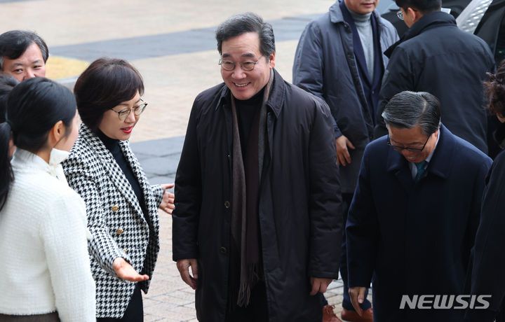 [서울=뉴시스] 최진석 기자 = 이낙연 전 국무총리가 6일 특별강연을 위해 서울 노원구 삼육대학교 100주년기념관에 도착해 학교 관계자들과 인사를 나누고 있다. 2023.12.06. myjs@newsis.com