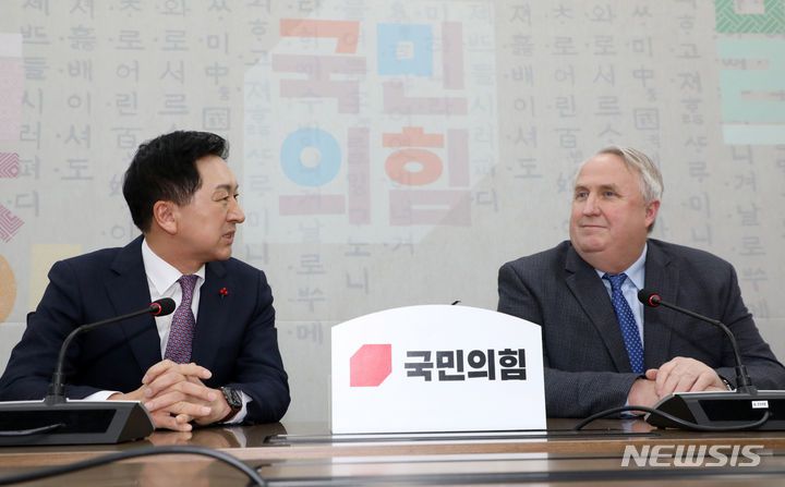 '무슨 이야기?'[서울=뉴시스] 이영환 기자 = 김기현(왼쪽) 국민의힘 대표와 인요한 혁신위원장이 6일 오후 서울 여의도 국회에서 회동을 하고 있다. (공동취재) 2023.12.06. photo@newsis.com