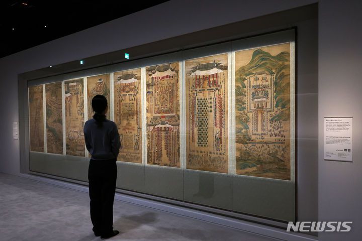 [서울=뉴시스] 박진희 기자 = 국립중앙박물관은 2024년 영조英祖(재위 1724-1776) 즉위 300주년을 맞이하여 특별전 '탕탕평평蕩蕩平平-글과 그림의 힘' 개막을 앞둔 7일 서울 용산구 국립중앙박물관 상설전시관에서 언론공개 행사를 갖고 주요 유물을 선보이고 있다. 2023.12.07. pak7130@newsis.com