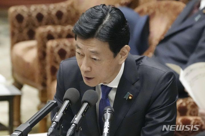 [도쿄=AP/뉴시스]기시다 후미오(岸田文雄) 일본 총리는 오는 14일 비자금 의혹을 받고 있는 집권 자민당 최대 파벌 아베파(99명) '세이와(?和)정책연구회' 소속 각료 4명을 교체할 방침이라고 13일 현지 언론들이 보도했다. 사진은 아베파 소속 니시무라 야스토시 일본 경제산업상이 지난 8일 일본 중의원(하원) 예산위원회 회의에서 질문에 답변하고 있는 모습. 2023.12.13.