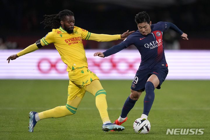 [파리=AP/뉴시스] 파리 생제르맹(PSG)의 이강인(오른쪽)이 9일(현지시각) 프랑스 파리의 파르크 데 프랭스에서 열린 2023-24시즌 리그앙 15라운드 FC낭트와 경기 중 공을 다투고 있다. 이강인은 풀타임 활약하며 팀의 2-1 승리에 이바지했다. 2023.12.10.
