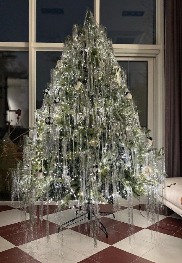 [서울=뉴시스] 개그우먼 박나래가 크리스마스를 앞두고 집에 대형 트리를 설치했다. (사진=박나래 인스타그램 캡처) 2023.12.11. photo@newsis.com *재판매 및 DB 금지