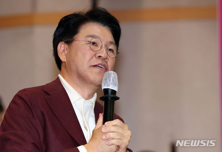 [부산=뉴시스] 하경민 기자 = 내년 총선 불출마를 선언한 국민의힘 장제원 의원이 15일 부산 사상구청 강당에서 마지막 의정보고회를 갖고 있다. 2023.12.15. yulnetphoto@newsis.com