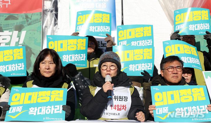 [서울=뉴시스] 조성봉 기자 = 17일 오전 서울 여의도 국회 앞에서 열린 의사 집단진료거부 관련 국민여론조사 및 의사인력 실태조사 결과 발표 기자회견에서 나순자 보건의료노조 위원장이 발언을 하고 있다. 2023.12.17. suncho21@newsis.com