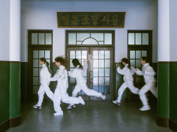 [서울=뉴시스] 뉴진스. (사진 = 어도어 제공) 2023.12.19. photo@newsis.com *재판매 및 DB 금지