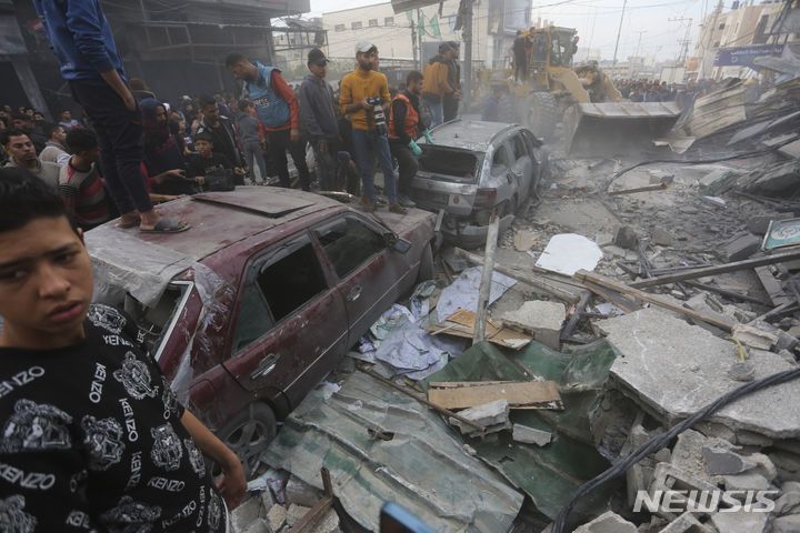 [라파=AP/뉴시스] 20일(현지시각) 가자지구 남부 라파 팔레스타인 주민들이 이스라엘의 폭격으로 파괴된 장소에 모여들어 피해 상황을 살피고 있다. 2023.12.21.