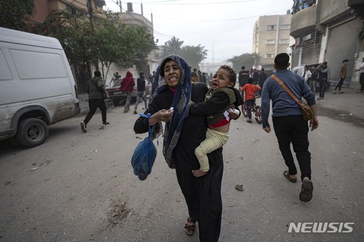 [라파=AP/뉴시스] 20일(현지시각) 가자지구 남부 라파 팔레스타인 주민들이 이스라엘의 폭격 피해 지역을 다급히 벗어나고 있다. 2023.12.21.