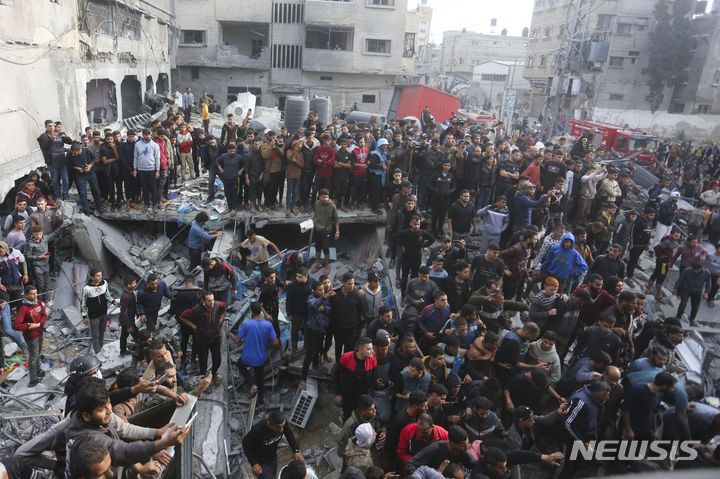 [라파=AP/뉴시스] 20일(현지시각) 가자지구 남부 라파에서 팔레스타인 주민들이 이스라엘의 폭격으로 파괴된 곳에 모여들고 있다. 2023.12.21.