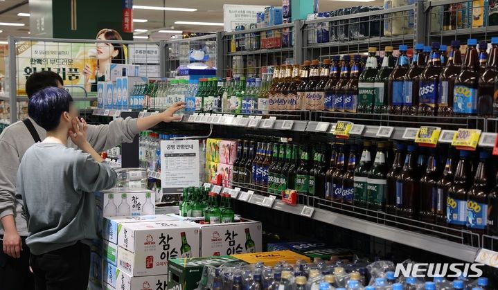 [서울=뉴시스] 고승민 기자 = 통계청 국가통계포털에 따르면 지난달 소주, 맥주 소비자물가지수가 지난해 동월 대비 4.7%, 5.1% 올라 약 9개월만에 최고치를 기록한 것으로 알려졌다. 사진은 11일 서울의 한 대형마트에 진열된 소주와 맥주 모습. 2023.12.11. kkssmm99@newsis.com