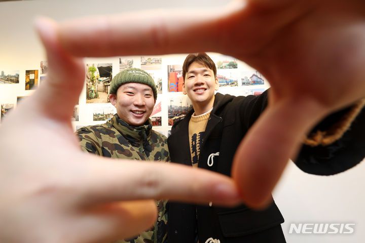 [서울=뉴시스] 김명년 기자 = 유튜브 크리에이터 핫소스가 지난 18일 오후 서울 중구 한 카페에서 뉴시스와 인터뷰 전 포즈를 취하고 있다. 2023.12.28. kmn@newsis.com