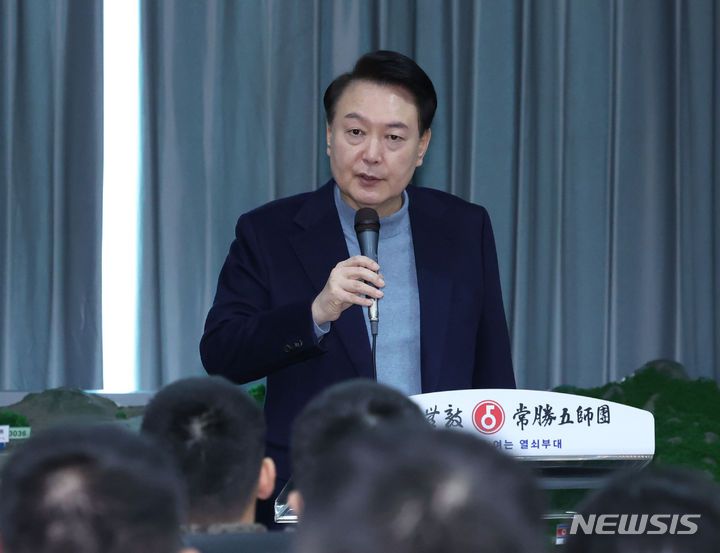 [연천=뉴시스] 조수정 기자 = 윤석열 대통령이 28일 경기 연천군 군사분계선 전방부대인 육군제5보병사단 열쇠전망대를 찾아 모두발언 하고 있다. 2023.12.28. chocrystal@newsis.com