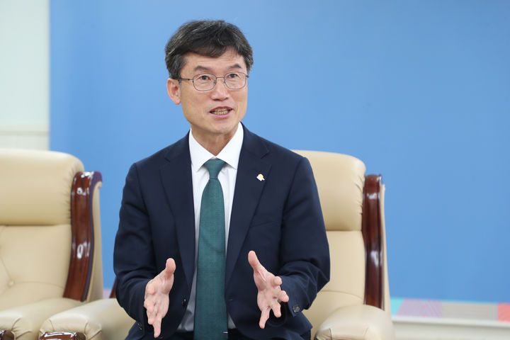 [울산=뉴시스] 구미현 기자 = 천창수 울산시교육감이 새해 울산교육 방향에 대해 설명하고 있다. 2023.12.31. (사진=울산시교육청 제공) *재판매 및 DB 금지