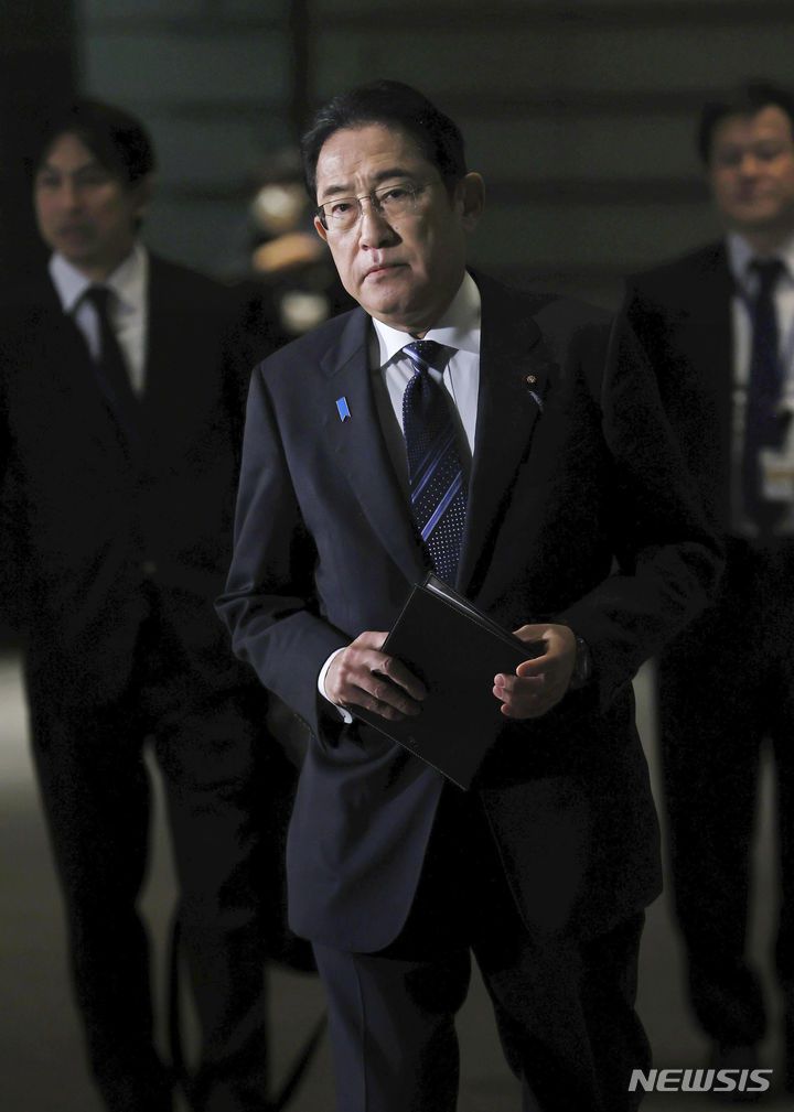 [도쿄=AP/뉴시스]기시다 후미오(岸田文雄) 일본 정권은 16일(한국시간) 시작되는 미국 대통령선거 후보 경선에서 도널드 트럼프 전 대통령이 승리할 가능성이 높다고 보고, 트럼프 캠프와 관계 구축을 중시하고 있다고 요미우리신문이 보도했다. 사진은 기시다 총리가 지난 1일 도쿄에 있는 관저에 도착한 모습. 2024.01.16.