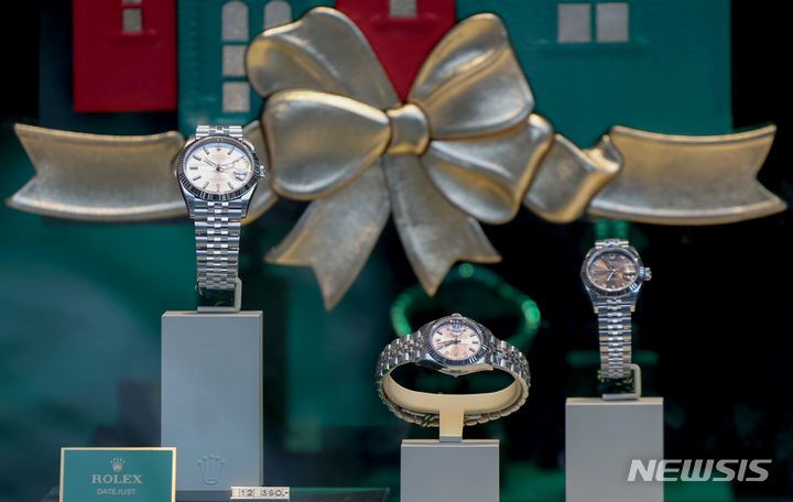 [서울=뉴시스] 김진아 기자 = 스위스 명품 시계 브랜드 롤렉스(Rolex)가 1일 국내 가격을 인상했다. 인상폭은 약 8%대다. 업계에 따르면 롤렉스는 데이트저스트(Ref.12634) 36㎜ 가격을 기존 1142만원에서 1239만원으로 8.5% 올렸다. 같은 모델의 41㎜ 사이즈는 1317만원에서 1424만원으로 8.1% 뛰었다. 서브마리너 스틸 논데이트(Ref. 124060) 41㎜는 기존 1169만원에서 1268만원으로 8.5% 인상했다. 사진은 2일 서울시내 한 백화점 롤렉스 매장. 2024.01.02. bluesoda@newsis.com
