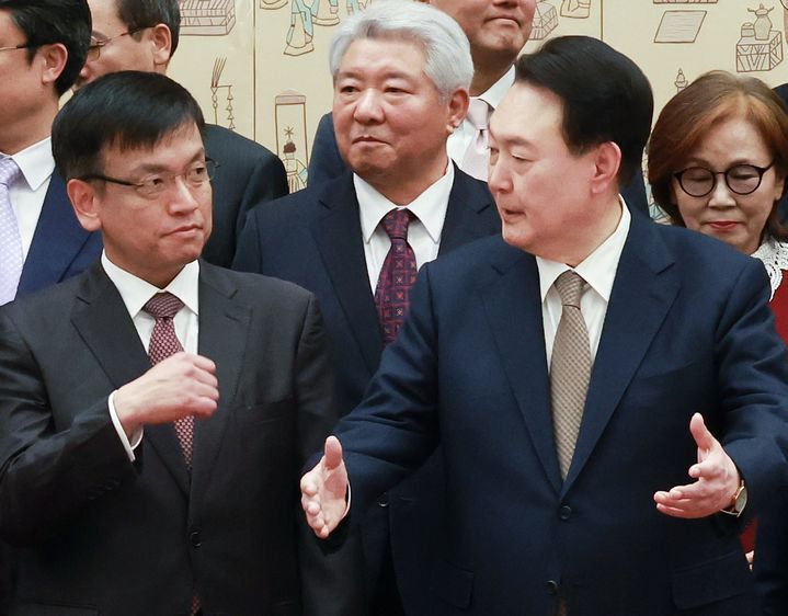 [세종=뉴시스] 윤석열 대통령이 최상목 경제부총리 겸 기획재정부 장관과 대화를 하고 있다.  *재판매 및 DB 금지