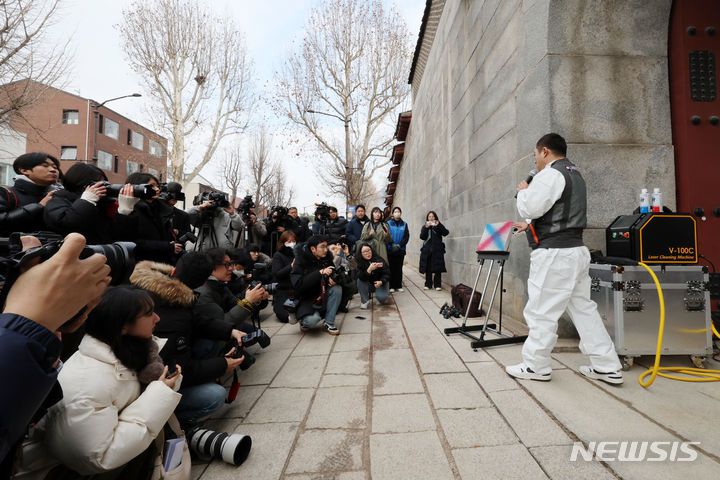 [서울=뉴시스] 조성우 기자 = 4일 오전 서울 종로구 경복궁 영추문에서 이태종 국립문화재연구원 학예연구사가 낙서 제거 상황을 설명하고 있다. 2024.01.04. xconfind@newsis.com