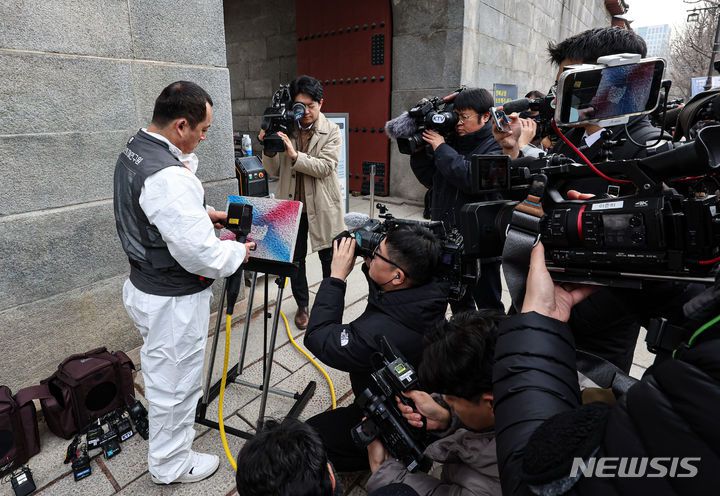 [서울=뉴시스] 조성우 기자 = 4일 오전 서울 종로구 경복궁 영추문에서 이태종 국립문화재연구원 학예연구사가 레이저 장비를 활용해 낙서 제거 작업을 시연하고 있다. (공동취재) 2024.01.04. photo@newsis.com