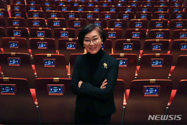 [서울=뉴시스] 박진희 기자 = 정혜진 전 서울시무용단 단장이 지난 8일 서울 종로구 세종문화회관에서 뉴시스 인터뷰에 앞서 사진촬영을 하고 있다. 2024.01.13. pak7130@newsis.com