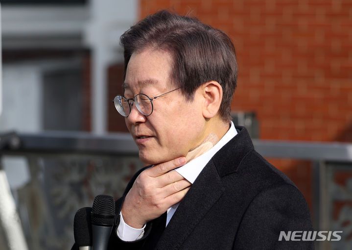 [서울=뉴시스] 김선웅 기자 = 부산 일정 중 흉기 피습을 당한 이재명 더불어민주당 대표가 10일 서울 종로구 서울대병원에서 퇴원해 입장을 말하며 목을 만지고 있다. 2024.01.10. mangusta@newsis.com