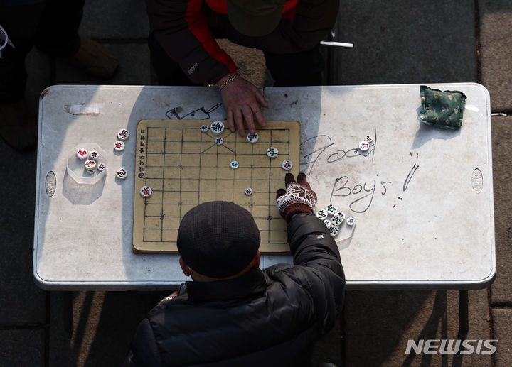 [서울=뉴시스] 조성우 기자 = 2024년 1월 10일 오후 서울 종로구 탑골공원 인근에서 어르신들이 장기를 두며 시간을 보내고 있다. 2024.01.10. xconfind@newsis.com