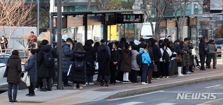 [서울=뉴시스] 최진석 기자 = 12일 서울 중구 '남대문세무서, 서울백병원' 정류소(중앙버스전용차로)에서 승객들이 버스를 기다리고 있다. 해당 정류소는 교통섬 형태로 버스 승·하차 가능 면적이 160㎡에 불과하지만 광역버스 노선이 28개에 달해 사람들로 붐빈다. 이에 시는 지난 11일부터 퇴근시간(오후 5~9시)에 안전사고 예방 및 승차질서 관리, 차도 승차 방지를 위해 계도요원 2명을 투입했다. 서울시는 인파 밀집으로 안전사고가 우려되는 서울백병원 광역버스 정류소의 혼잡 완화를 위해 건너편에 가칭 '명동성당' 정류소를 신설할 계획이다. 2023.01.12. myjs@newsis.com