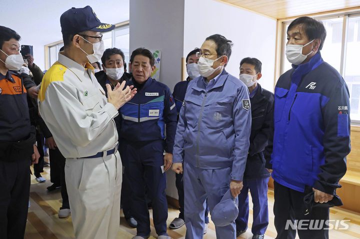 [와지마(이시카와현)=AP/뉴시스] 기시다 후미오 일본 총리(가운데)가 14일 노토 지진 최대 피해 지역 중 한 곳인 이시카와현 와지마시 구조센터를 찾아 현장을 시찰하고 있다. 2024.01.14.