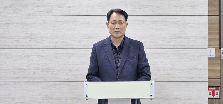 유윤식 충북교사노동조합 위원장이 22일 충북교육청 브리핑실에서 기자회견을 열고 있다.2024.01.22.kipoi@newsis.com