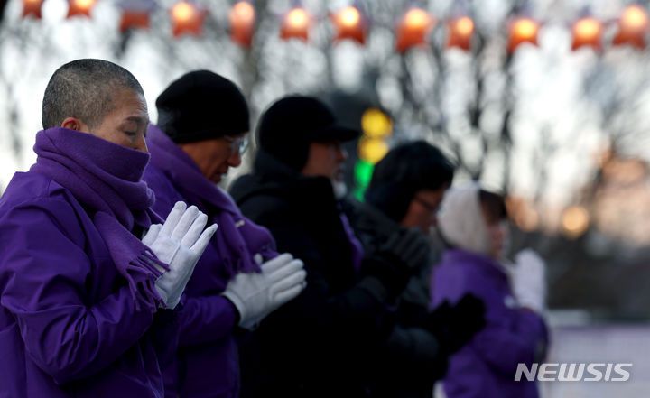 [서울=뉴시스] 김진아 기자 = 10.29이태원참사유가족협의회, 10.29이태원참사시민대책회의가 23일 오전 서울 중구 서울광장에 마련된 합동분향소에서 '이태원 참사 특별법' 공포를 촉구하며 15,900배를 하고 있다. 유가족 측은 이날 자정을 기준으로 만4천 배를 채웠고, 새벽 6시쯤엔 목표를 넘은 만8천 배를 채웠다고 밝혔다. 2024.01.23. bluesoda@newsis.com