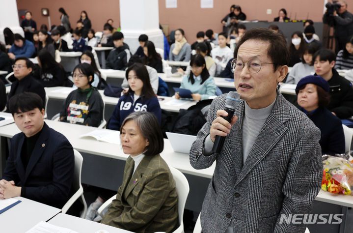 [서울=뉴시스] 조성우 기자 = 조희연 서울시교육감이 26일 오전 서울 중구 서울시청 시민청에서 열린 제9회 서울특별시 학생인권의 날 기념식에서 학생인권 조례 주요 조문을 낭독하고 있다. 2024.01.26. xconfind@newsis.com