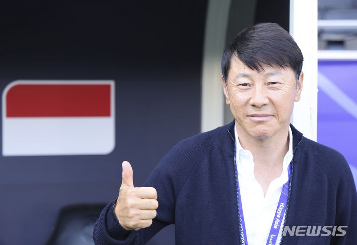 [도하(카타르)=뉴시스] 김근수 기자 = 신태용 인도네시아 축구 대표팀 감독이 28일(현지시간) 카타르 도하 자심 빈 하마드 스타디움에서 열린 2023 아시아축구연맹(AFC) 카타르 아시안컵 16강전 호주 대 인도네시아의 경기 시작 전 엄지를 들어 보이고 있다. 2024.01.28. ks@newsis.com