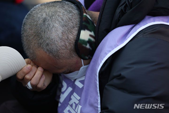 [서울=뉴시스] 김진아 기자 =  10.29 이태원 참사 유가족들이 30일 서울 종로구 정부서울청사 앞에서 이태원참사 특별법 공포 촉구 기자회견을 하고 있다. 2024.01.30. bluesoda@newsis.com